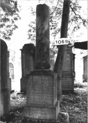 Grabstein 1069
