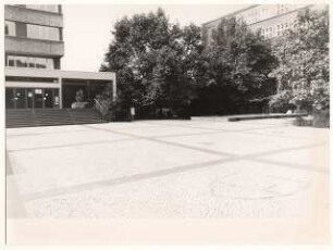 Rathaus, Berlin-Wedding: Eingang und Vorplatz