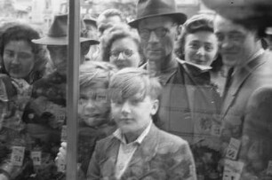Berlin. Menschen vor dem Schaufenster eines Geschäftes