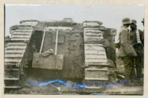 Foto eines in der Schlacht bei Arras erbeuteten englischen Mark-Panzers