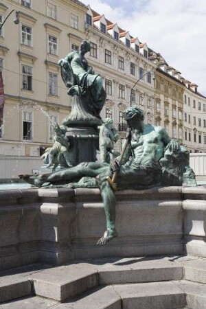 Donnerbrunnen / Providentiabrunnen / Mehlmarktbrunnen — Statue