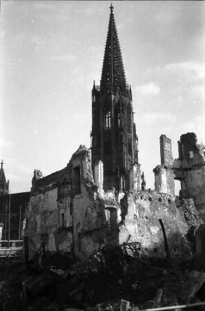 Freiburg i. Br.: Ruine am Kartoffelmarkt und Münsterturm