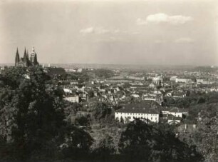 Prag. Blick vom Kloster Strahov zum Hradschin mit Veitsdom und die Moldau mit Brücken