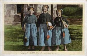 Schulkinder aus Hoyerswerda : Kleidung - Hoyerswerdaer Tracht. Ort: Wojerecy / Hoyerswerda. Schulkinder aus Hoyerswerda in Hoyerswerdaer Tracht.