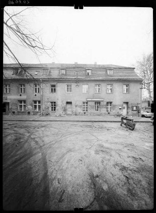 Luckau, Kirchplatz 1/4. Ehem. Alte Schule (Stadtschule, Baubeginn 15. Jh., Umbau 1726). Straßenfront (Teilansicht