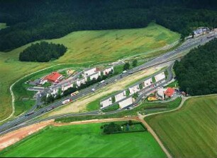 Thüringen. Bau der Raststätte Teufelstal an der Autobahn A4. Luftaufnahme