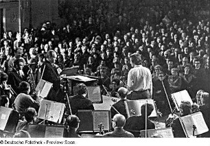 David Oistrach (1908 - 1974) als Dirigent mit seinem Schüler Vaclav Hudecek (geb. 1952) als Solist. Applaus nach der Generalprobe zu Peter Iljitsch Tschaikowskis Violinkonzert anläßlich des Prager Frühlings
