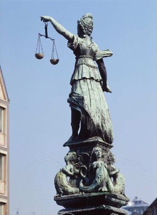 Frankfurt (Main). Justitia-Figur auf dem Römerberg