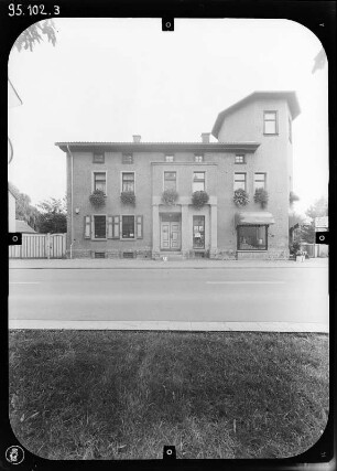 Neudietendorf (Nesse-Apfelstädt-Neudietendorf), Zinzendorfstraße 22. Wohnhaus mit Ladeneinbau. Straßenfront