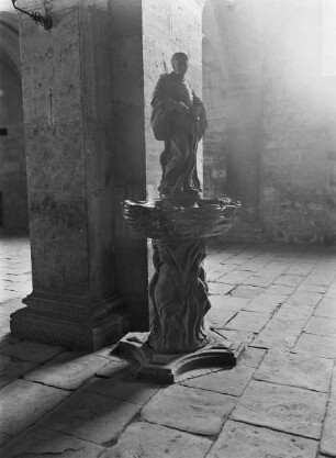 Von drei Putten getragener Brunnen mit Statue eines Heiligen