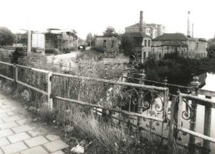 Dresden-Löbtau. Verlängerungsbau der Nossener Brücke über die Weißeritz. Blick von der Weißeritzbrücke nach Südost gegen Fabrikgebäude, Willi-Ermer-Platz