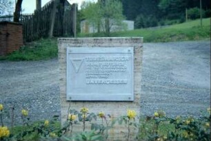 Gedenktafel für die im April 1945 durch den Ort geführten KZ-Häftlinge, Ortsmitte