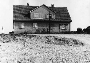 Erdlos 6 bei Rebgartenweg Abzureißendes Haus im Bereich der Trasse