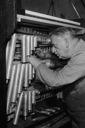 Porträt Conrad Katz' in seiner Werkstatt in der William-Zipperer-Straße beim Motoreinbau in eine Vibrolesta, einem Vibraphon, für die Komische Oper Berlin