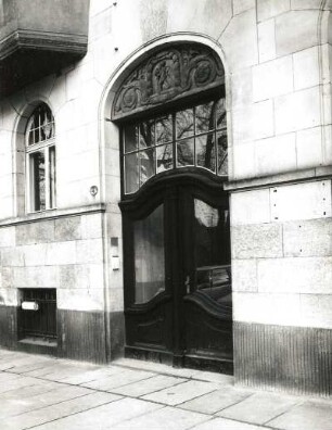 Dresden-Strehlen, Mary-Krebs-Straße 4. Wohnhaus. 1911. Fenster (EG) und Portal