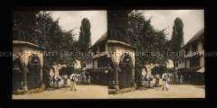 Platz mit Passanten und Bogomilen-Schrein in Travnik