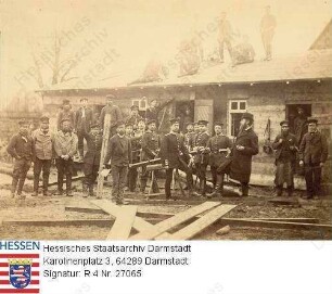 Militär, Hessen / Leibgarde-Infanterie-Regiment (1. Ghzgl. Hess.) Nr. 115 / Hilfskommando, Gruppenaufnahme der Mitglieder des Hilfskommandos mit Bauarbeitern beim Bahnbau im Zusammenhang mit dem Hochwasser 1882/83 in Gernsheim