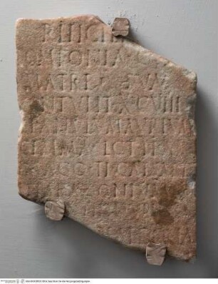Tafelfragment mit Votivinschrift