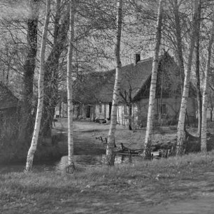 Strohgedecktes Blockhaus in Burg-Kauper. : Ze słomu skryte kładźity twar statoka w Kupaŕskich Bórkowach.