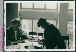 Elisabeth Selbert bei einer Unterschriftensammlung