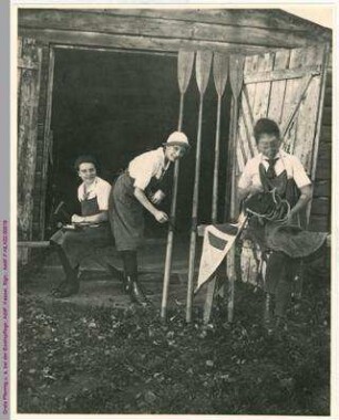Grete Pfennig und Edith Weber-Freitag u. a. bei der Bootspflege