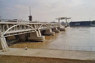 Hansjakob, Gottfried; Wien - Donau (AT); Donauinsel und Donaukraftwerk Freudenau - Donaukraftwerk Freudenau, Staustufe, Blick vom linken Ufer
