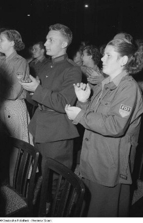 Angehörige der Freien Deutschen Jugend und der sowjetischen Armee im Publikum einer Veranstaltung zum Gedenken an die Völkerschlacht