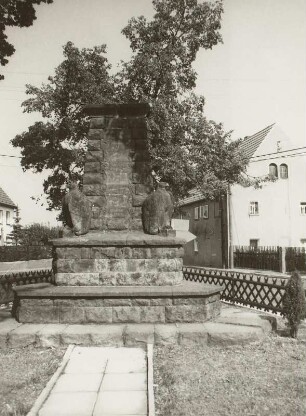Denkmal für die Gefallenen des 1. Weltkrieges : Denkmal für die Gefallenen des 1. Weltkrieges. Stein (um 1920). Müglitztal-Maxen, Dorfplatz