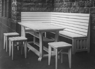 Terrassenmöbel: Eckbank, Tisch und drei Hocker