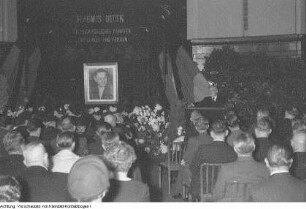 Gerhard Dietze, Ingenieur und Nationalpreisträger der DDR, Beerdigung von Magnus Dedek, Erna Berger, Weltmeister Eberhard Luther, Walter Otto, Emaillegussformer, Juni-August 1955