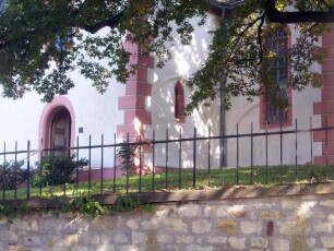 Turm und Langhausanbau im Basisbereich vom Ort