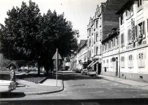 Privatgebäude, Straßen und Plätze in Karlsruhe. Markgrafenstraße/Kreuzung Adlerstraße