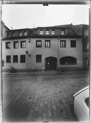 Meißen-Altstadt, Görnische Gasse 1. Wohnhaus mit Ratsdrogerie (Bezeichnung 1585, Umbau 1910). Straßenfront (Teilansicht)