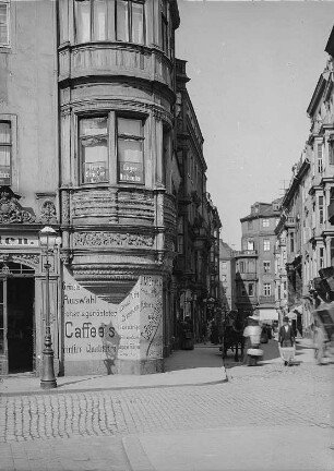 Dresden. Frauenstraße/Ecke Neumarkt. Detail: Renaissance-Erker