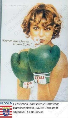 Deutschland (Bundesrepublik), 1976 Oktober 3 / Wahlplakat der CDU (Christlich-Demokratische Union) zur Bundestagswahl am 3. Oktober 1976 / Porträtfoto einer jungen Frau in Unterhemd, ein Gänseblümchen zwischen den Lippen, die Hände in grünen Boxhandschuhen mit Aufschrift 'CDU' steckend und zum Gesicht hin erhoben