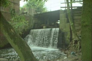 Mühlenstraße 10: Wassermühle: Gerinne, Brücke und Mühlenwehr an Glinder Au: links Mühlengebäude