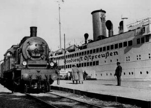 Swinemünde (heute Świnoujście). Hafen. Ein Schiff der Linie des Ostseedienstes Ostpreußen liegt am Kai. Im Vordergrund ein Güterzug