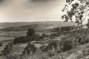 Harzvorland. Neinstedter Teufelsmauer. Ansicht von der Straße Quedlinburg - Thale gegen Harzrand bei Thale, im Vordergrund Weddersleben