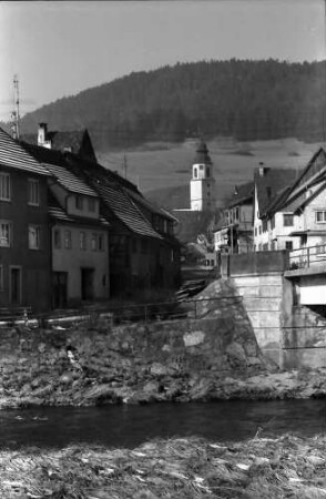 Dettingen (Neckar): Neckar und Ortsstraße mit Kirche