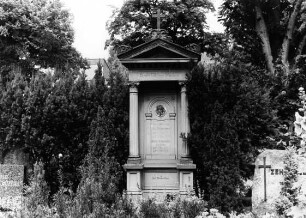 Friedhof mit Kirche St. Crescens; Bensheim, Friedhofstraße 39, Friedhofstraße 41
