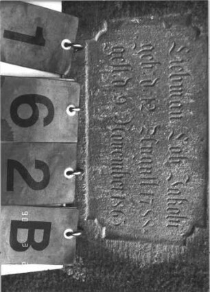 Grabstein 162 (Index: 100009028) Zustand: Giebelfeld zum größten Teil abgebröckelt Maße HxBxT: 93x56x11 cm: Grabstein 162B