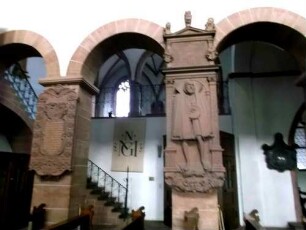 Stiftskirche-Langhaus Innen - Ansicht nach Norden-Arkaden zum Seitenschiff mit exemplarischen Epitaphien in Übersicht