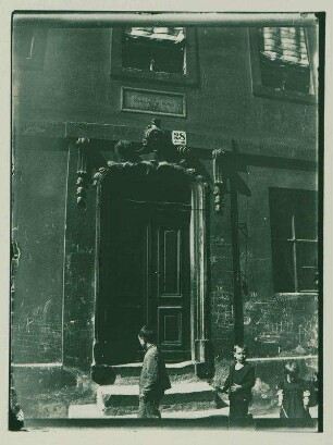 Portal des Parochialhospitals, Waisenstraße 28