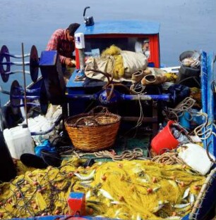 Fourni, Schleppnetzkutter im Hafen des Hauptortes der Insel, eben vom Nachtfang hereingekommen