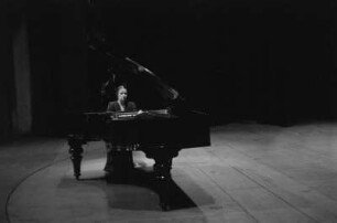 Gastspiel eines russischen Ballett- und Künstlerensembles in der Deutschen Staatsoper Berlin : Pianistin Tatjana Nikolajewa am Piano