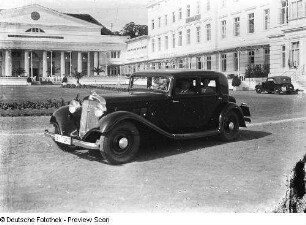 Urlauber im Automobil auf dem Kurplatz