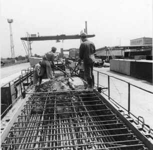 Elster (Elbe). VEB Betonwerk Laußig, Betriebsteil Betonwerk Elster (Betonwerk für Produktion von Tiefbauerzeugnissen). Werksgelände. Bewehrung. Betonarbeiter bei der Herstellung von Stahlbetonplatten