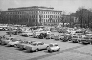München: Königlicher Platz [Königsplatz] mit Parkplatz