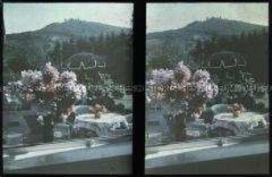 Blick aus dem Fenster auf Terrasse und Garten eines Hauses in Auerbach