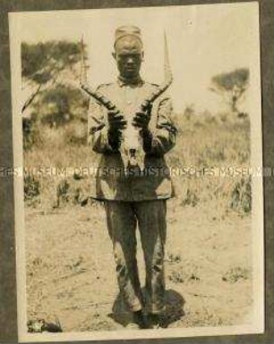 Askari mit dem Schädel einer Antilope oder Gazelle